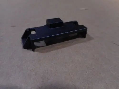 Schwarzer Schutzstecker mit flachen Seiten und einem kleinen Quadrat oben. Geeignet für 24-polige Anschlüsse. Produkt von Remeha.
